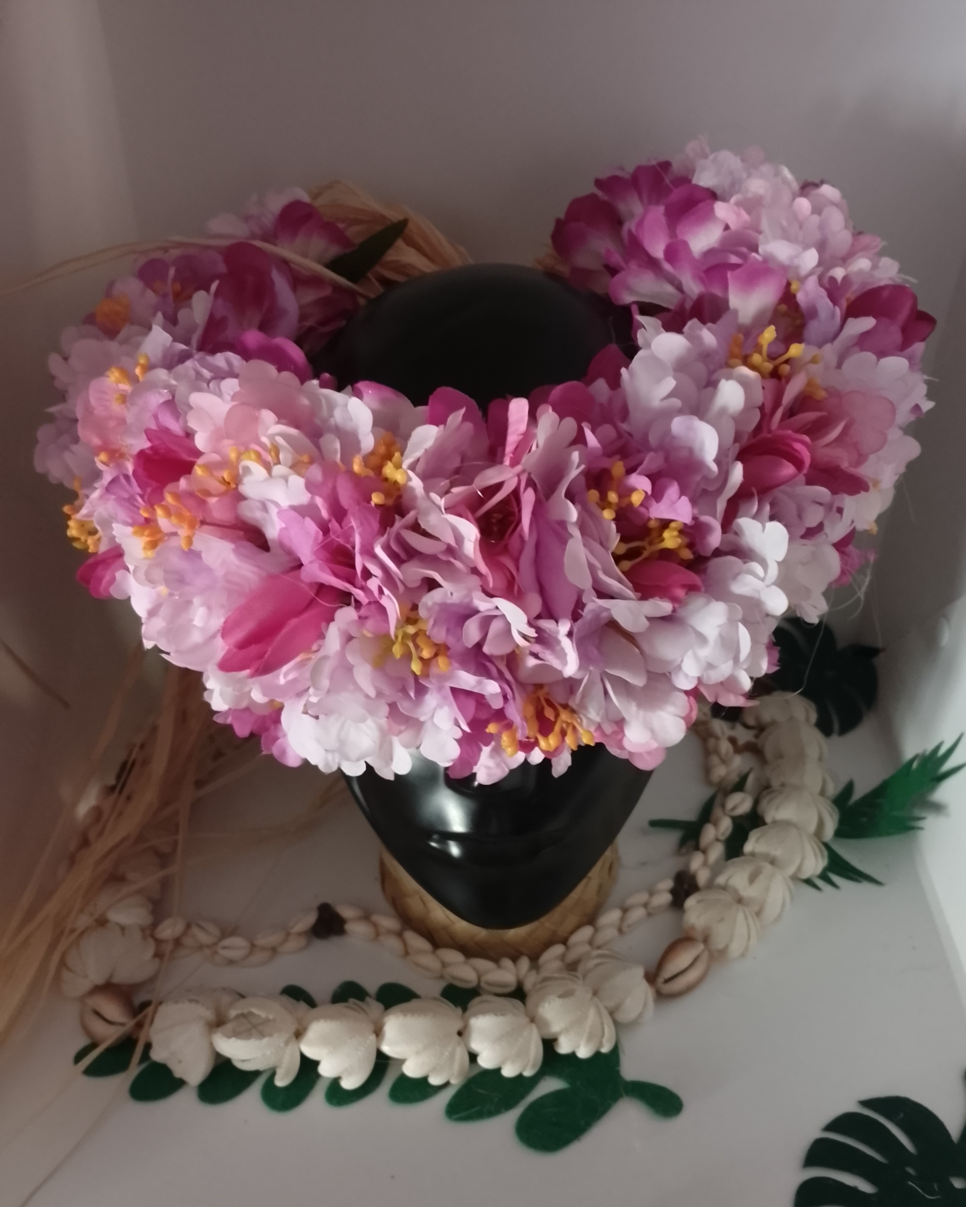 couronne de fleurs mauve trois ton d'orchidées avec boutons et gypsophile by Vaite.e.Tiare créations