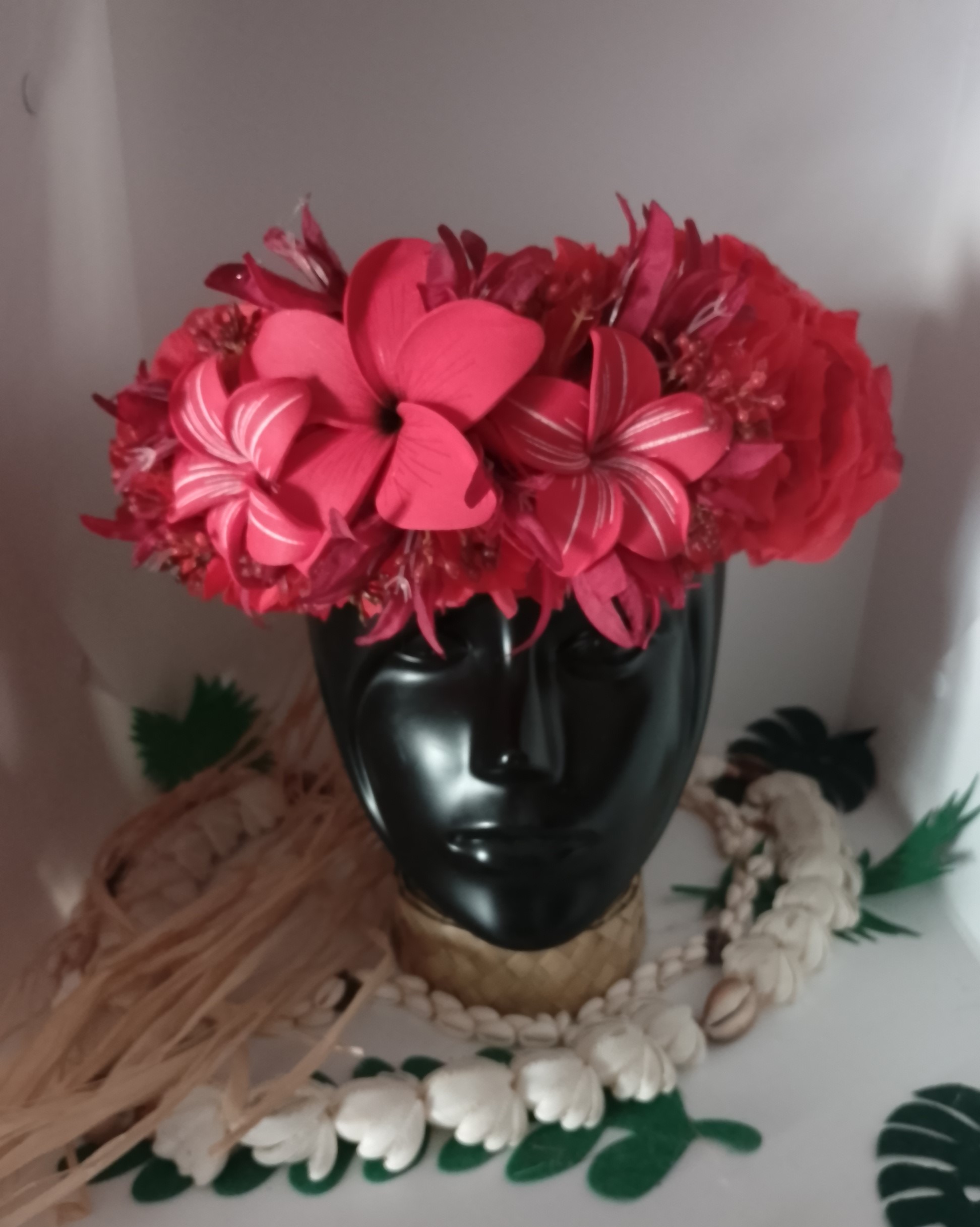 couronne de fleur rouge grand tipanier et tiapniers rainurés moyens avec lys élancés rouges by Vaite.e.Tiare créations