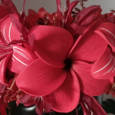 couronne de fleur rouge avec trois tipanie lys élancés