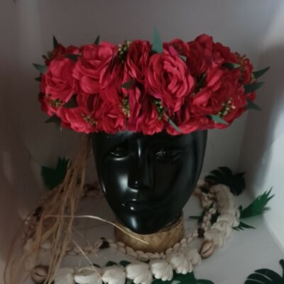 couronne de fleur rouge avec roses moyennes rouges