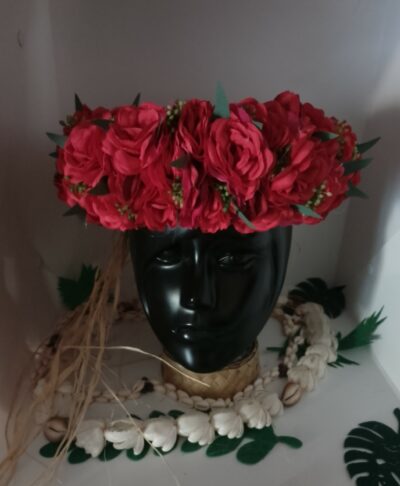 couronne de fleur rouge avec roses moyennes rouges avec feuillage de bambou et gypsophile by Vaite.e.Tiare créations