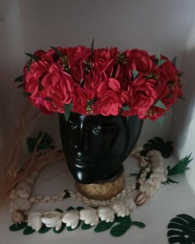 couronne de fleur rouge avec roses moyennes rouges avec feuillage de bambou et gypsophile by Vaite.e.Tiare créations