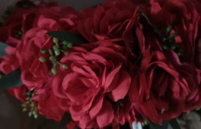 couronne de fleur rouge avec roses moyennes rouges avec feuillage de bambou et gypsophile by Vaite.e.Tiare créations