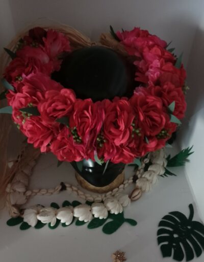 couronne de fleur rouge avec roses moyennes rouges avec feuillage de bambou et gypsophile by Vaite.e.Tiare créations