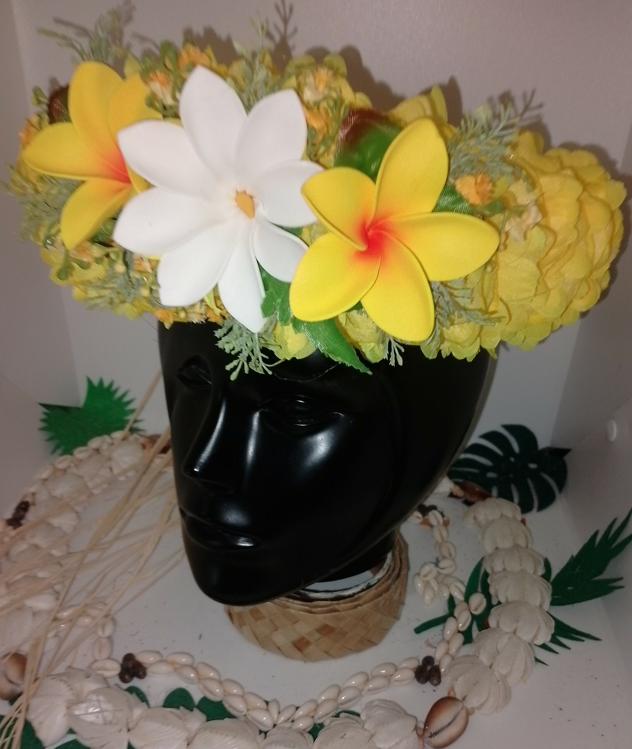 couronne de tête avec fleurs tahitiennes jaune deux tipaniers jaunes cœur orange et tiare tahiti by Vaite.e.Tiare créations