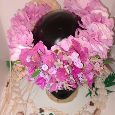 Couronne de fleur mauve bougainvilliers violets  dans bouquet varié