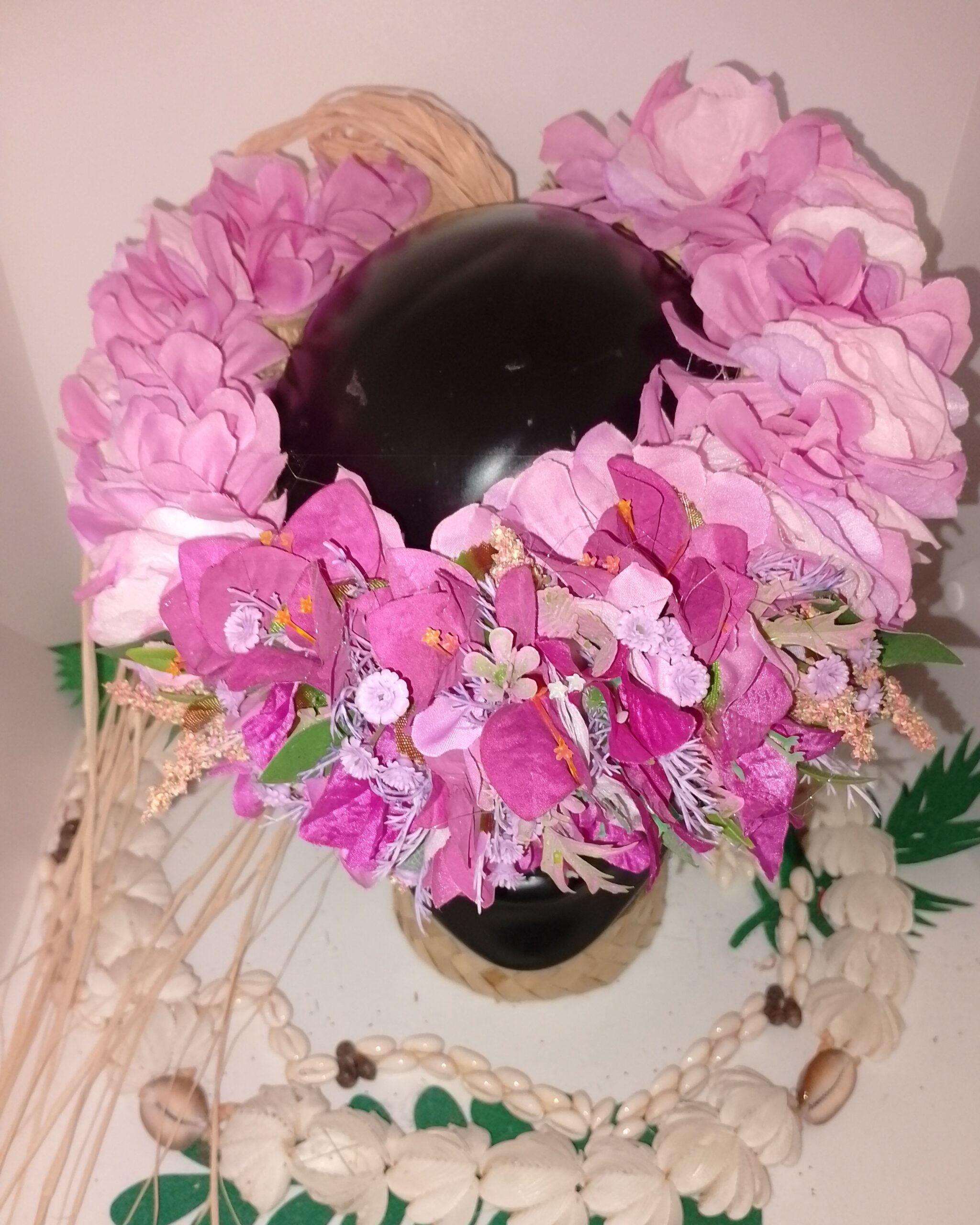 Couronne de fleurs tahitiennes mauve bougainvilliers violets dans bouquet varié by Vaite.e.Tiare créations