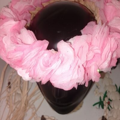 couronne de fleur rose habillée de paillettes assorties