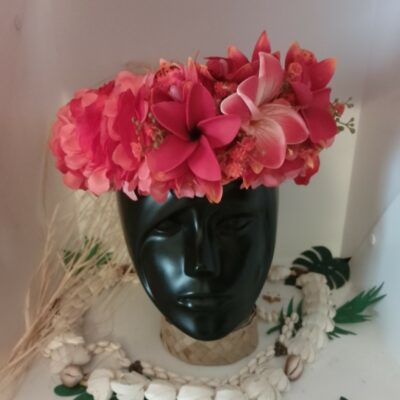 couronne de fleur rouge orangée avec bouquet de tipanie sur orchidées