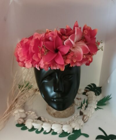 couronne de tête rouge orangée avec bouquet de tipanier sur orchidées by Vaite.e.Tiare créations