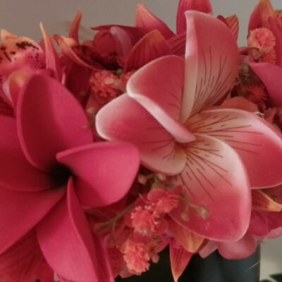 couronne de fleur rouge orangée avec bouquet de tipanie sur orchidées
