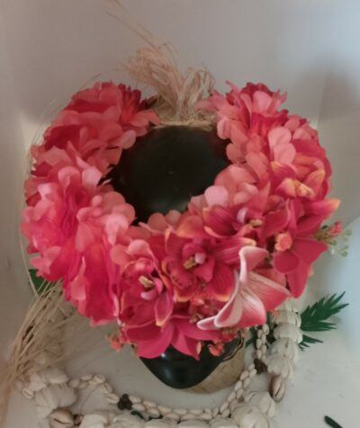 couronne de fleurs comme à Tahiti rouge orangée avec bouquet de tipanier sur orchidées by Vaite.e.Tiare créations