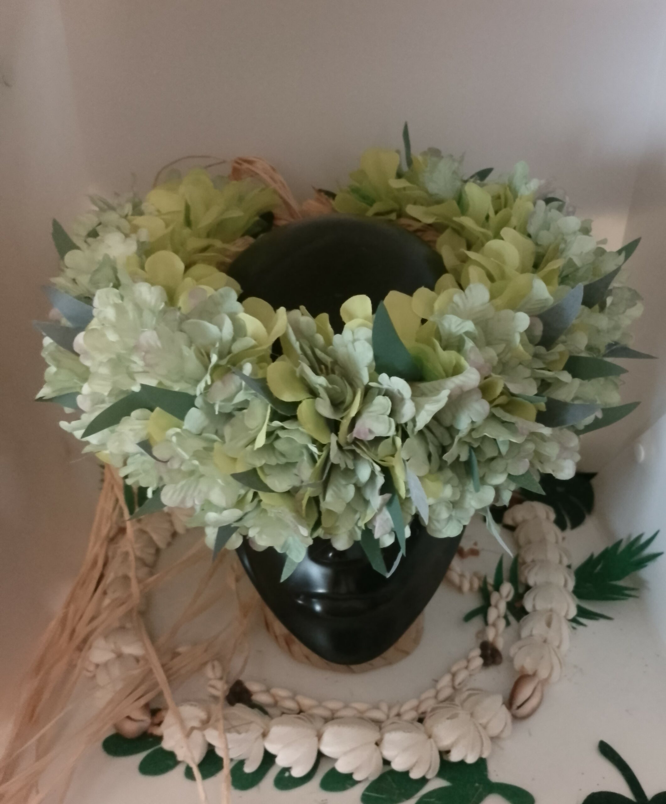 couronne de fleurs verte couverte d'orchidées aux reflets bleutés by Vaite.e.Tiare créations