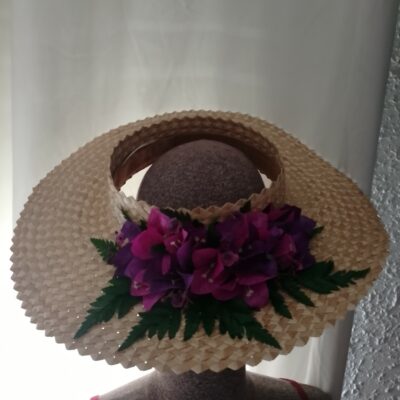 Chapeau tressé bougainvilliers deux tons de violets sur fougères