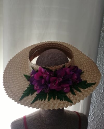 Chapeau-tresse-avec-bougainvilliers-avec-deux-tons-de-violets-sur-fougeres-6-by-Vaite.e.Tiare-creations