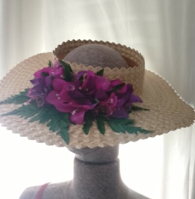 Chapeau-tresse-avec-bougainvilliers-avec-deux-tons-de-violets-sur-fougeres-6-by-Vaite.e.Tiare-creations