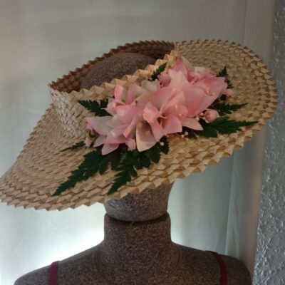 Chapeau tressé bougainvilliers roses pâles sur fougères