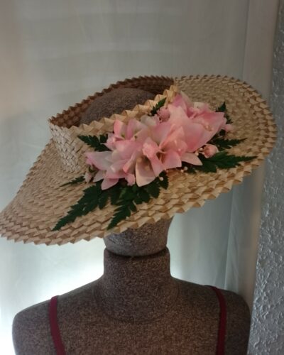 Chapeau tressé avec bougainvilliers roses pâles sur fougères by Vaite.e.Tiare créations