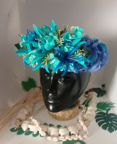 couronne de fleurs tahitiennes bleue avec lys élancés bleu lagon et bleu marin by Vaite.e.Tiare créations