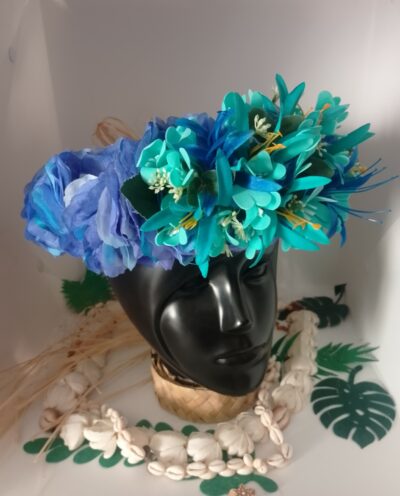 couronne de tête bleue avec lys élancés bleu lagon et bleu marin by Vaite.e.Tiare créations