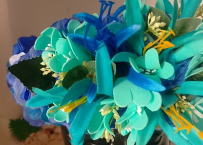 couronne de fleurs tahitiennes bleue avec lys élancés bleu lagon et bleu marin by Vaite.e.Tiare créations