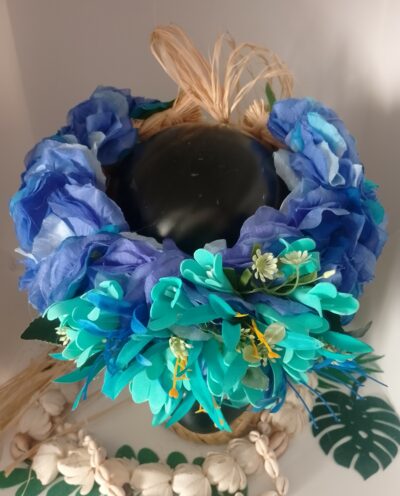 couronne de fleur bleue avec lys élancés bleu lagon et bleu marin by Vaite.e.Tiare créations