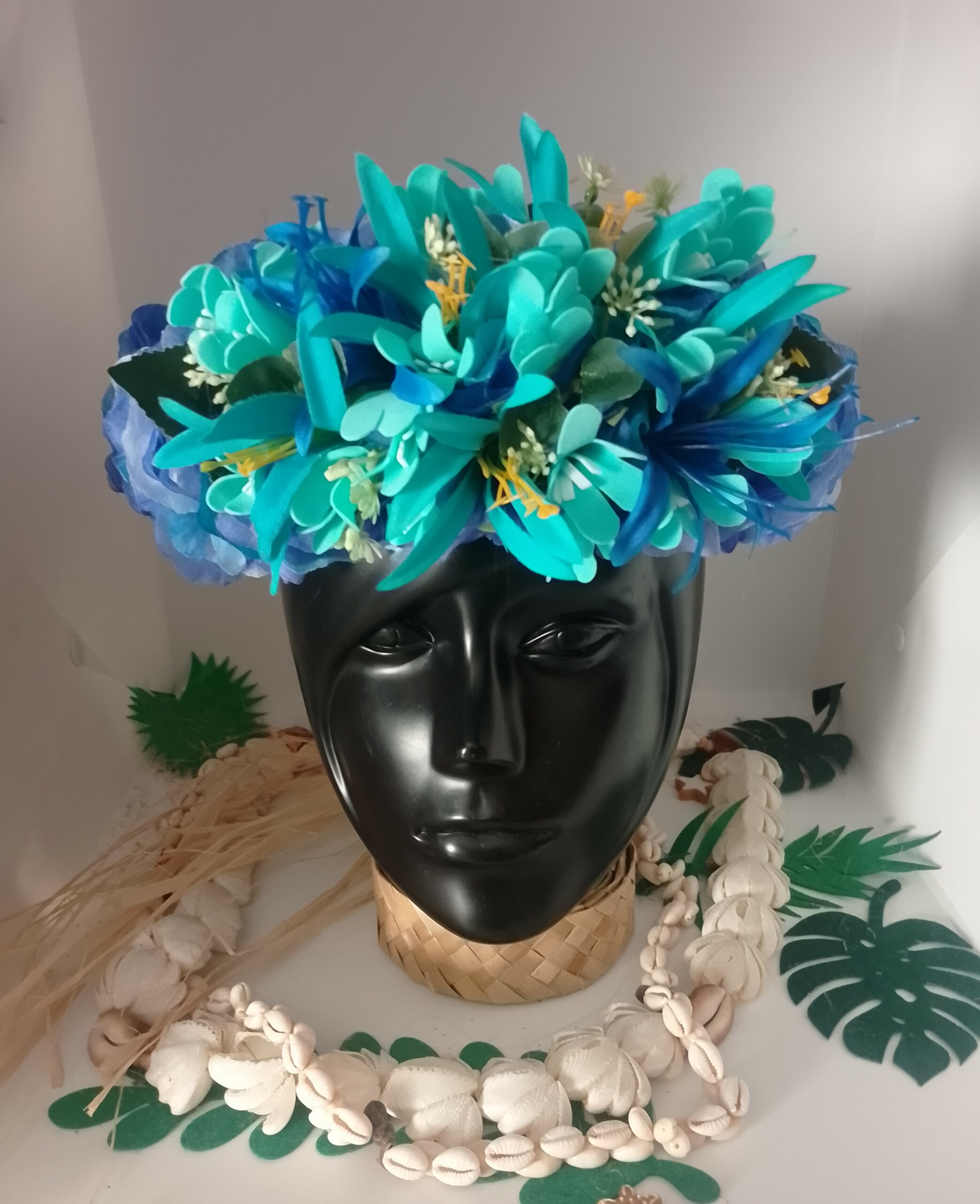 couronne de fleurs bleue avec lys élancés bleu lagon et bleu marin by Vaite.e.Tiare créations