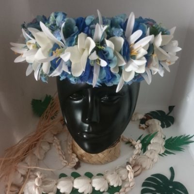 Couronne de fleur bleue tipanie et lys élancés  blancs