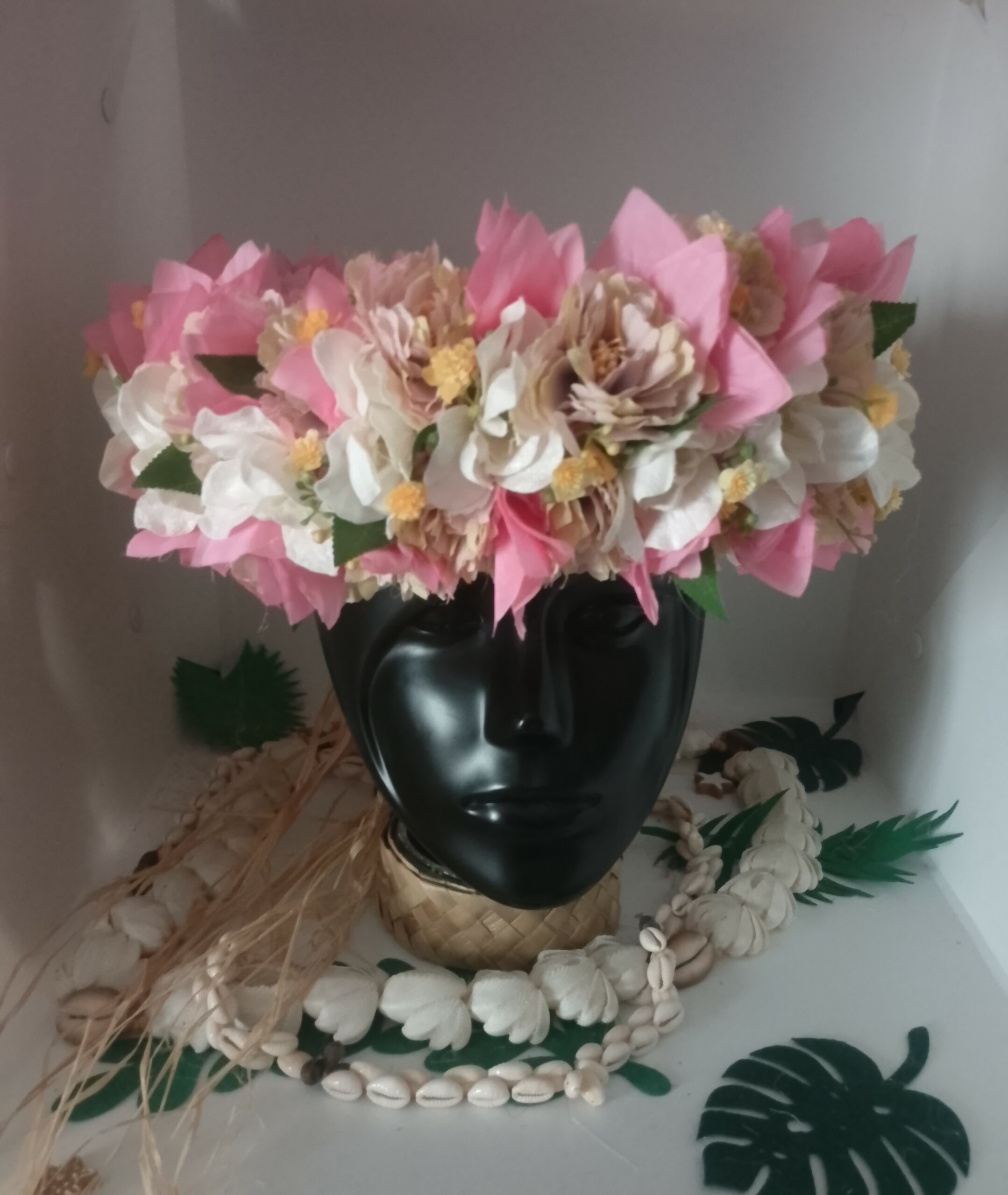 couronne de fleur rose avec boutons variés boutons d'orchidées ivoires et des bougainvilliers roses pâles by Vaite.e.Tiare créations