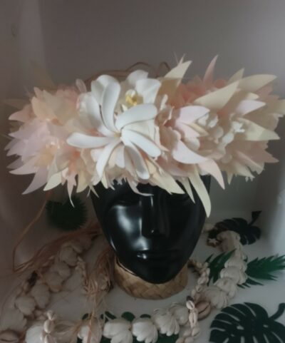 couronne de fleur vanille fraise avec feuillages assortis et tiare sur orchidées crème by Vaite.e.Tiare créations