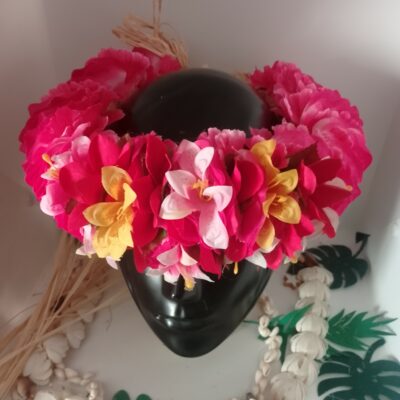 Couronne de fleur rose fuchsia avec tipanie rouge et mini lys variés