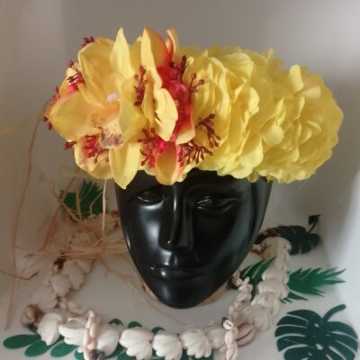 Couronne de fleur jaune  avec trois orchidées au toucher réaliste
