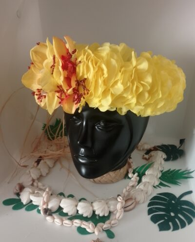 couronne de fleur de Tahiti jaune avec trois orchidées au toucher réaliste et graines de gypsophiles rouges by Vaite.e.Tiare créations