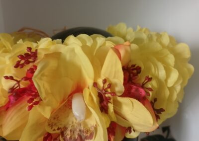 couronne de fleurs tahitiennes jaune avec trois orchidées au toucher réaliste et graines de gypsophiles rouges by Vaite.e.Tiare créations