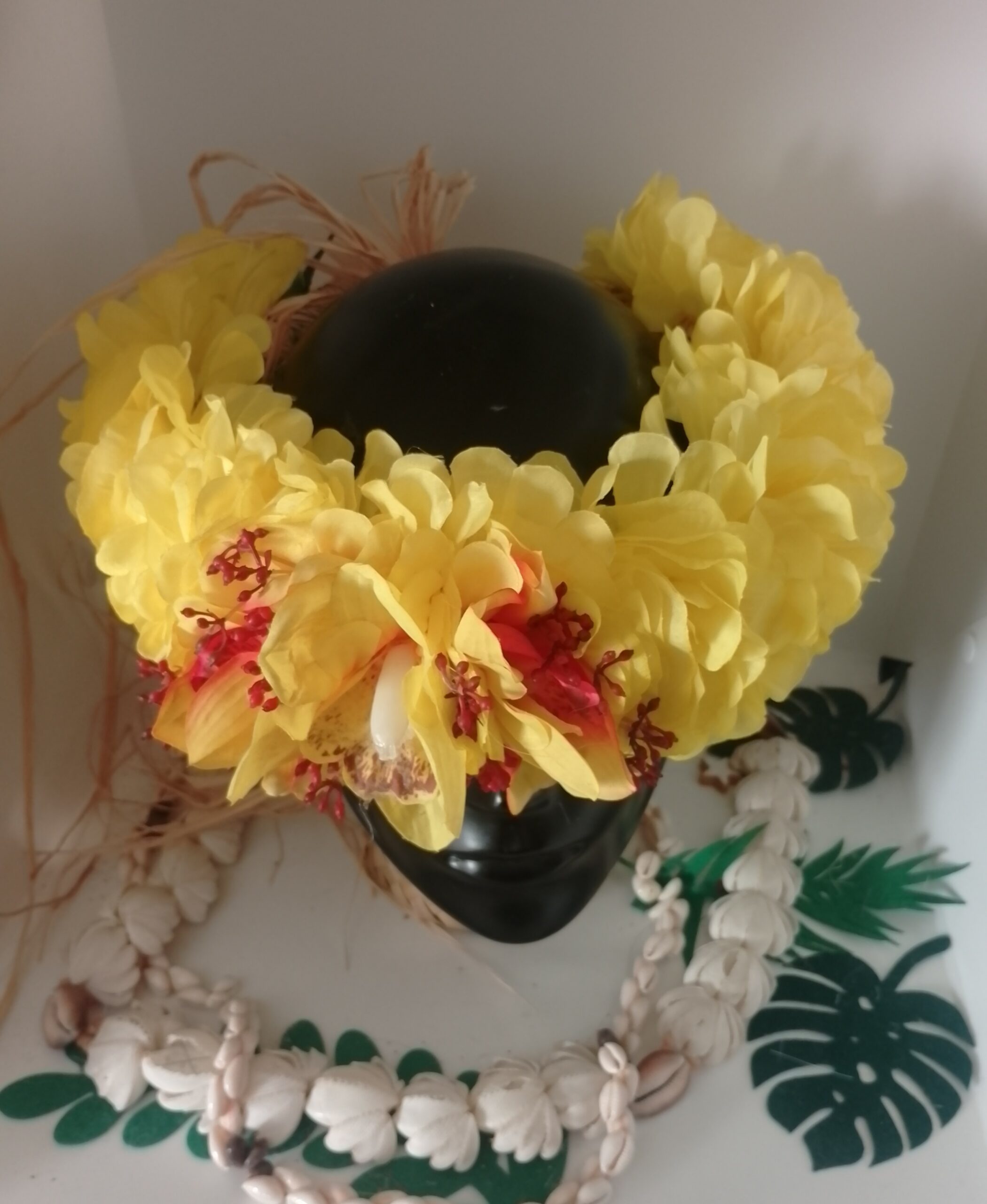 couronne de fleurs jaune avec trois orchidées au toucher réaliste et graines de gypsophiles rouges by Vaite.e.Tiare créations