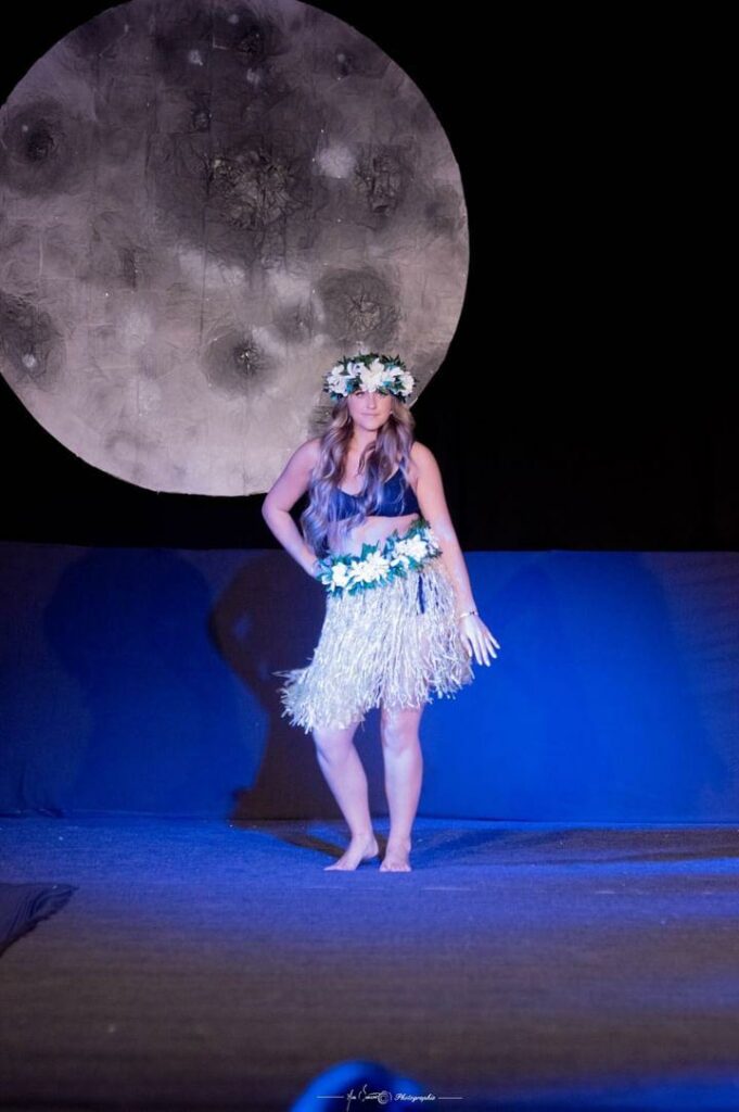 Soirée Election Miss Biganos 24, spectacle danse du monde avec le combiné taille végétale fleurie de tiare tahiti et tipanie avec la couronne de tête assortie 3 by Vaite.e.Tiare créations