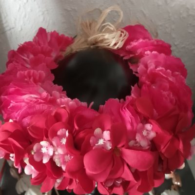 couronne de fleur fuchsia avec tipanie rouge et boutons roses