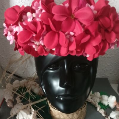 couronne de fleur fuchsia avec tipanie rouge et boutons roses