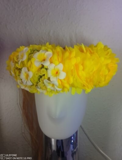 couronne de fleurs Tahiti avec bouquet de mini tipanie blanc au cœur jaune et gypsophile jaune by Vaite.e.Tiare créations