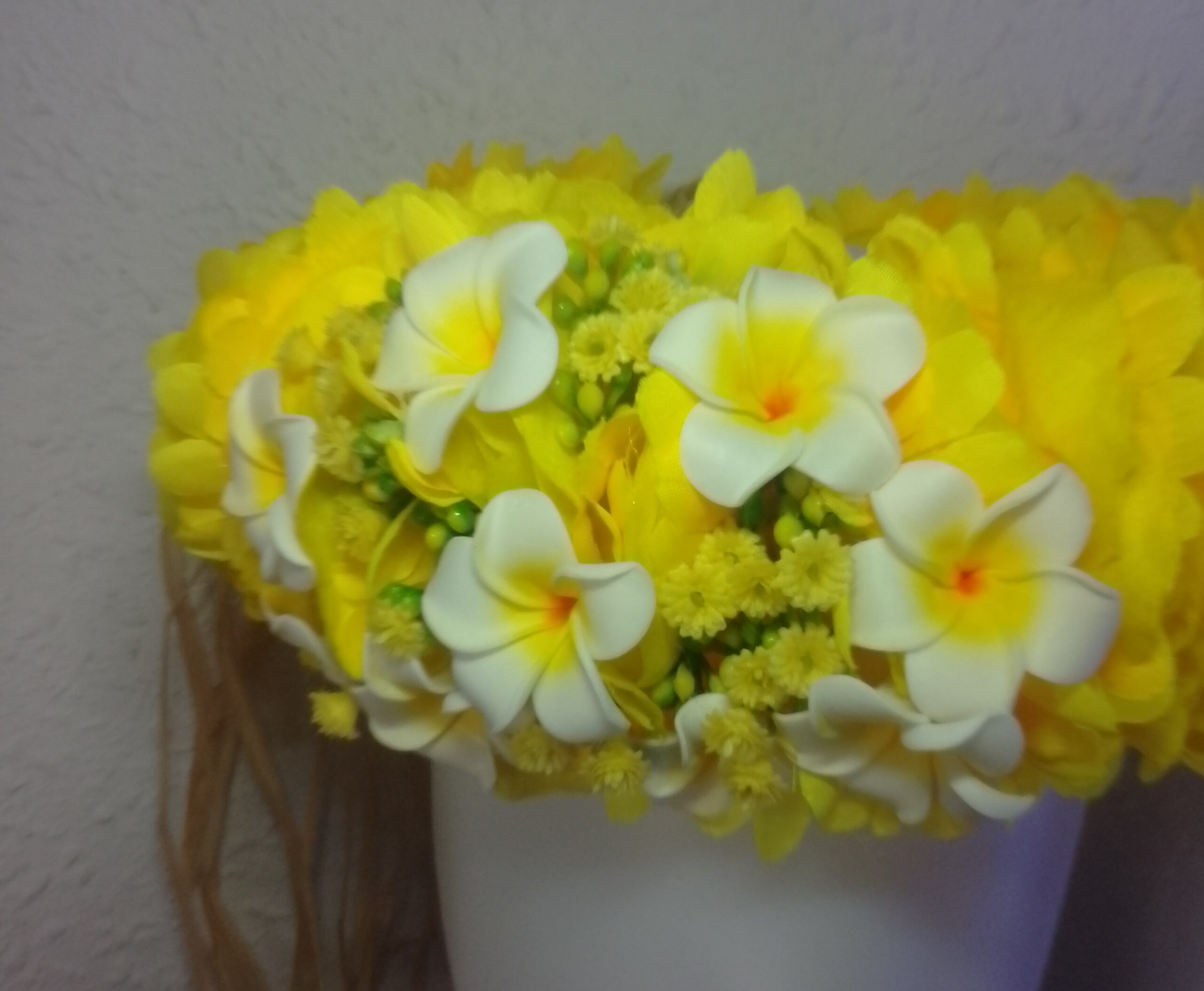 couronne de fleurs Tahiti avec bouquet de mini tipanie blanc au cœur jaune et gypsophile jaune by Vaite.e.Tiare créations