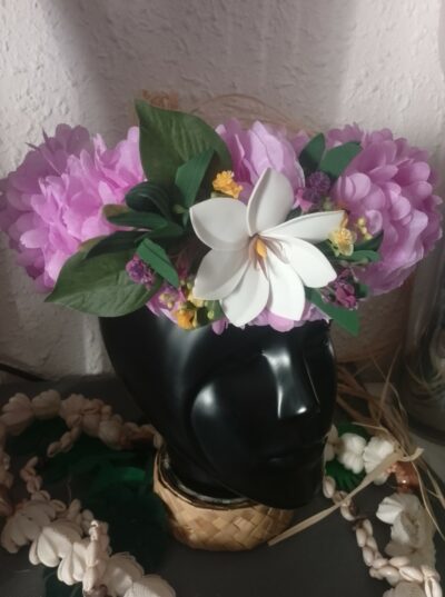 couronne de tiare Tahiti violette avec gypsophile jeunes et violets by Vaite.e.Tiare créations