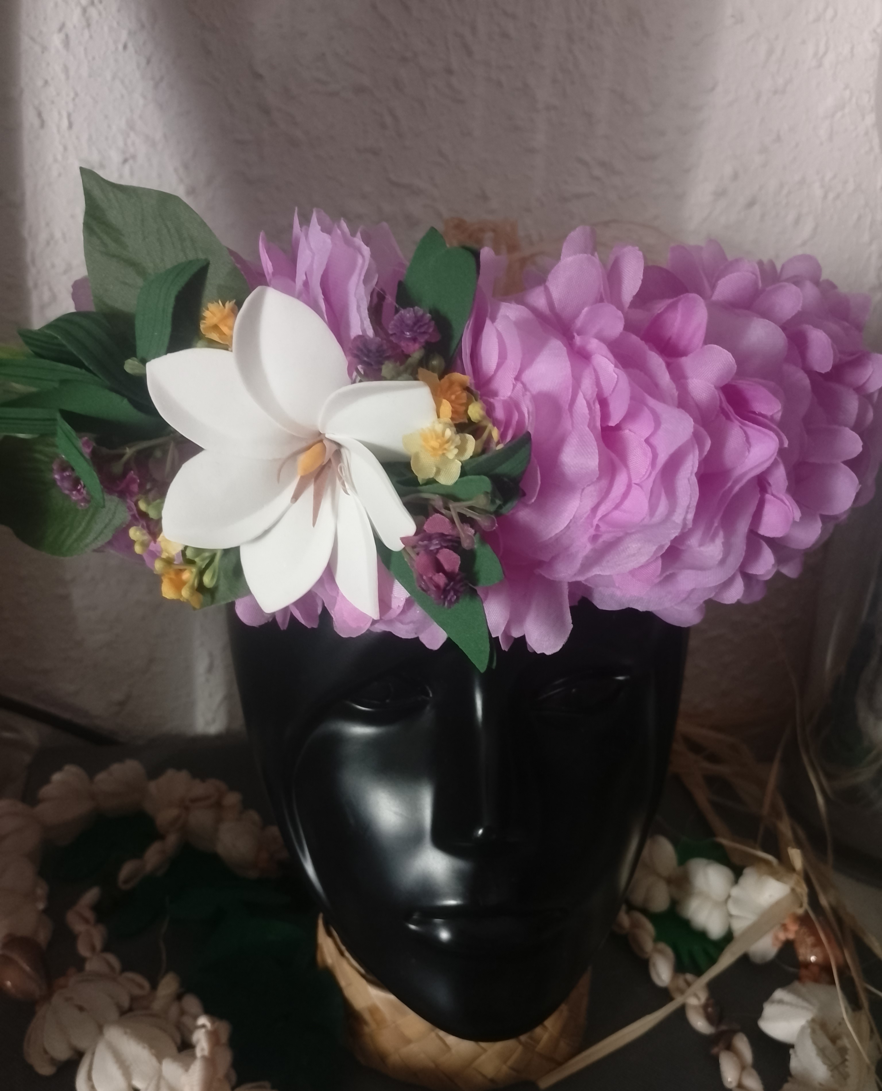 Couronne de fleur  violette gypsophiles variés et grande tiare Tahiti