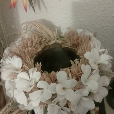 Couronne de tête  avec une corolle florale de tipanie blanc