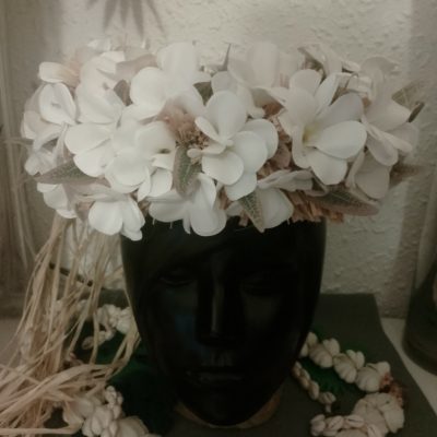 Couronne de tête  avec une corolle florale de tipanie blanc