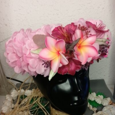 Couronne de fleur rose avec bouquet de freesia et trois tipanie