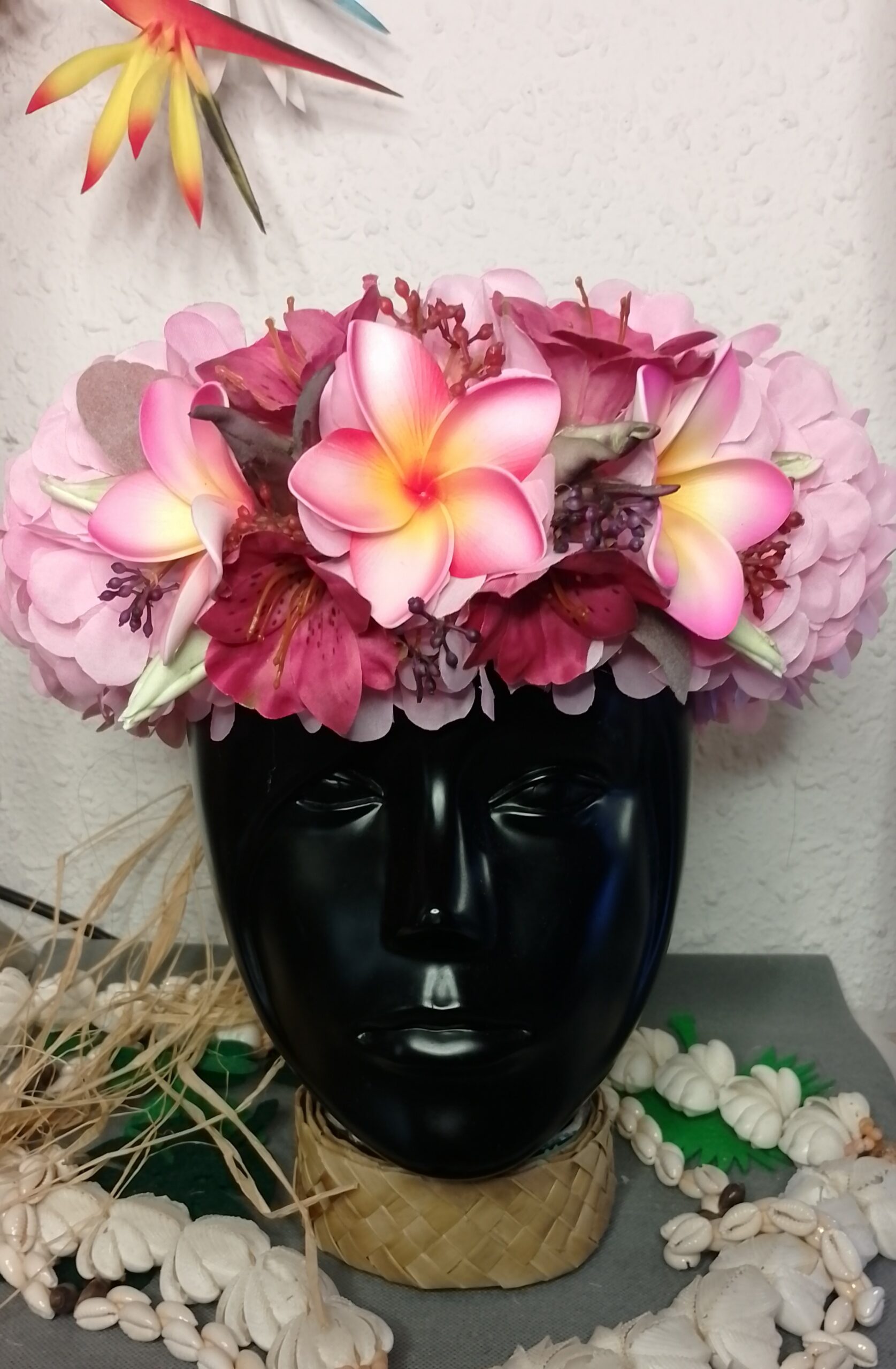 couronne de fleurs Tahiti rose avec bouquet de freesia et trois tipanie by Vaite.e.Tiare créations