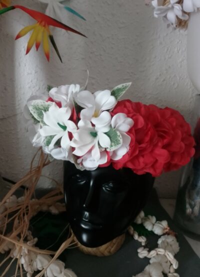 Couronne de tiare Tahiti rouge bouquet de tipanie blanc réhaussé de trois tiare Tahiti by Vaite.e.Tiare créations