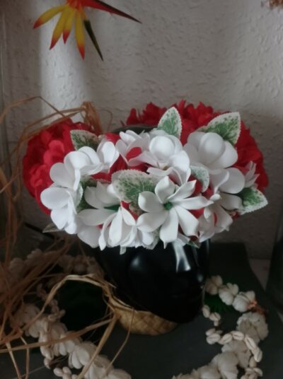 Couronne de tiare Tahiti rouge bouquet de tipanie blanc réhaussé de trois tiare Tahiti by Vaite.e.Tiare créations