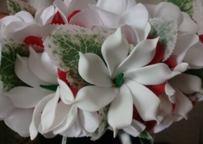 couronne de tiare Tahiti rouge avec bouquet de tipanie blanc et trois tiare Tahiti by Vaite.e.Tiare créations