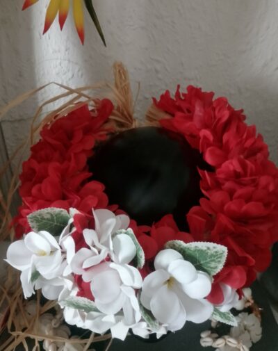 couronne de tiare Tahiti rouge avec bouquet de tipanie blanc et trois tiare Tahiti by Vaite.e.Tiare créations